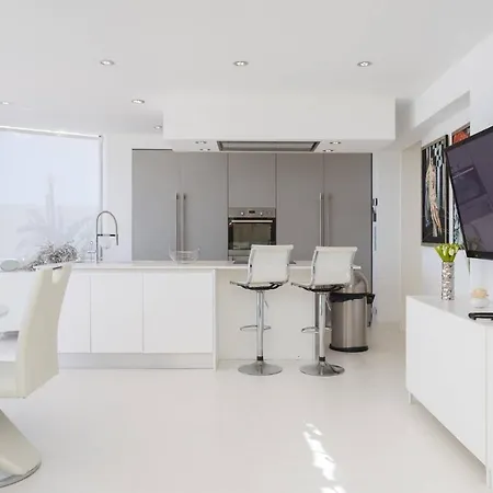 Modern & Spectacular Ocean View ,wifi,beach Front. Apartament